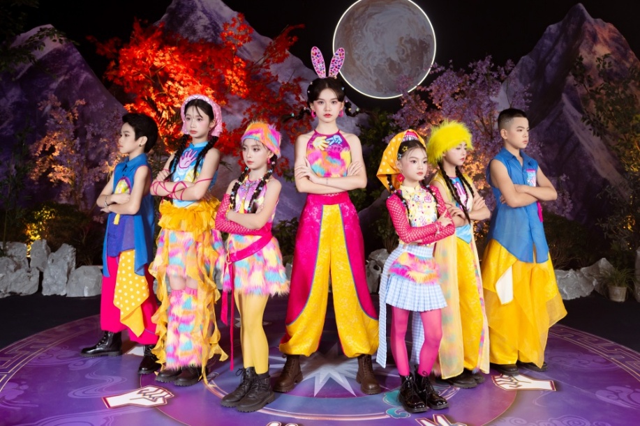 Nguyễn Ngọc Kim Cương kết hợp với Tuấn Cry, làm mới chất liệu dân gian trong MV amp;#34;Oẳn Tù Tìamp;#34; - 3