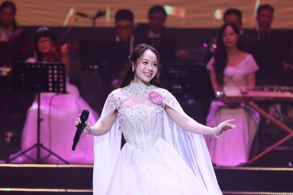 2 phần trình diễn Sông Dakrong mùa xuân về và Người Hà Nội của Đào Lê Phương Chi.