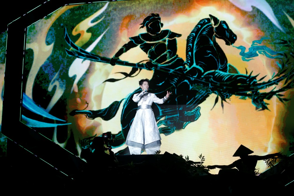 Đức Phúc trong màn trình diễn Phù Đổng Thiên Vương - tiết mục đưa nam ca sĩ trở thành Quán quân cuộc thi âm nhạc quốc tế Intervision 2025 tại Nga vào tháng 9/2025.