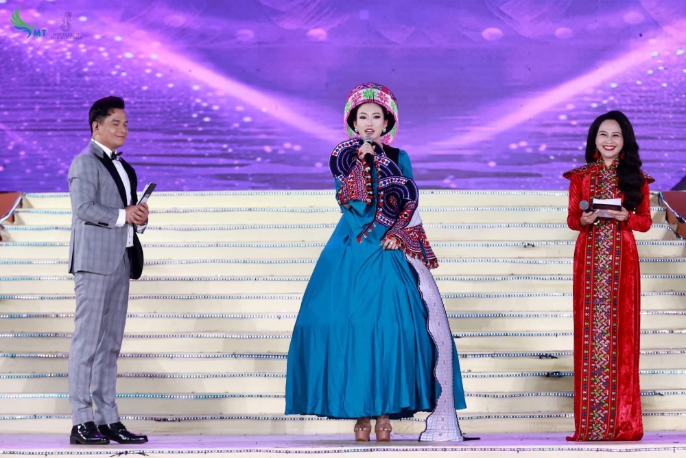 Á hậu Kha Thị Thơ mong trẻ em vùng cao được quan tâm nhiều hơn trong việc đến trường - 2