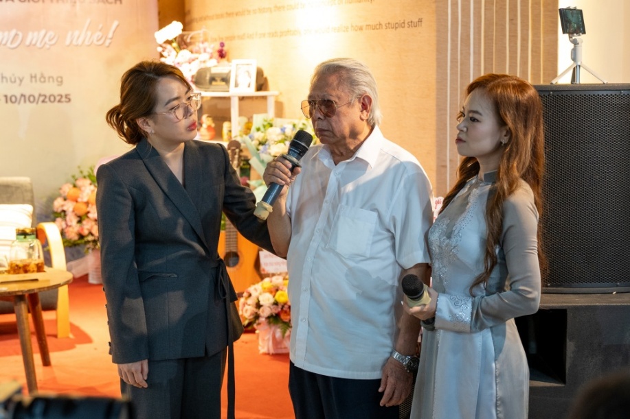 Cha ruột tác giả Trần Thúy Hằng là TS. Trần Thanh Phương - nhà báo, cựu Phó Tổng biên tập Tạp chí Thông tin amp; Phát triển.