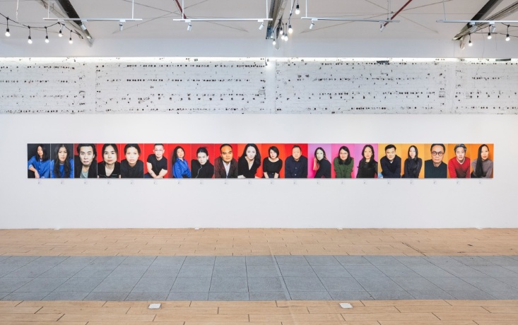 Lấy cảm hứng từ màu cờ của Đức và Việt Nam, 3 gam màu chủ đạo đen, đỏ và vàng xuyên suốt gần như toàn bộ loạt ảnh.