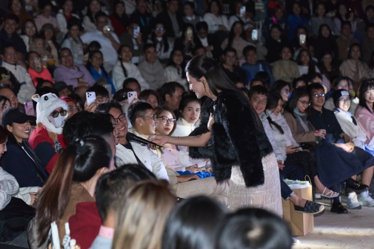 Cô thường xuyên có những màn giao lưu hài hước với khán giả như một dấu ấn riêng.