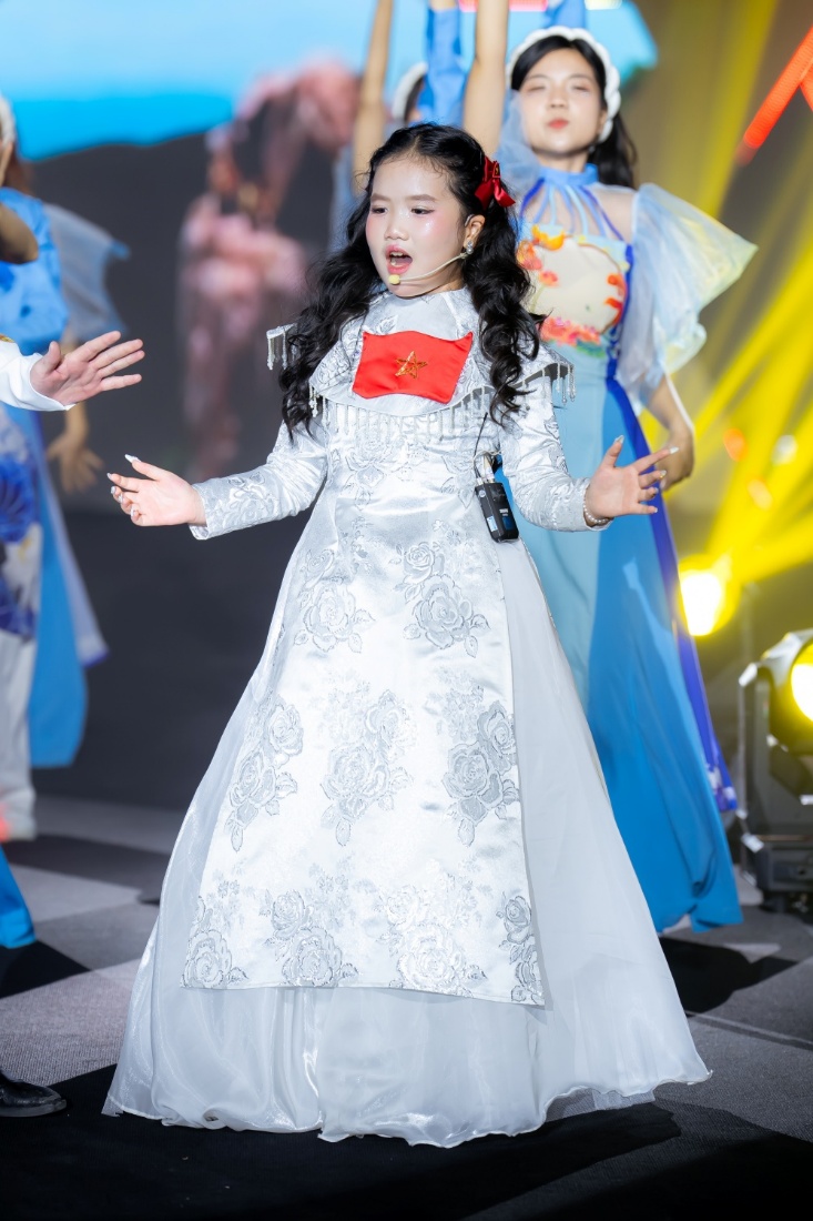 Màn trình diễn được ghi nhận bởi khả năng xử lý bài hát bằng 2 ngôn ngữ Anh - Việt, kỹ thuật ổn định và sự tự tin trên sân khấu của Gabi Bảo Uyên.