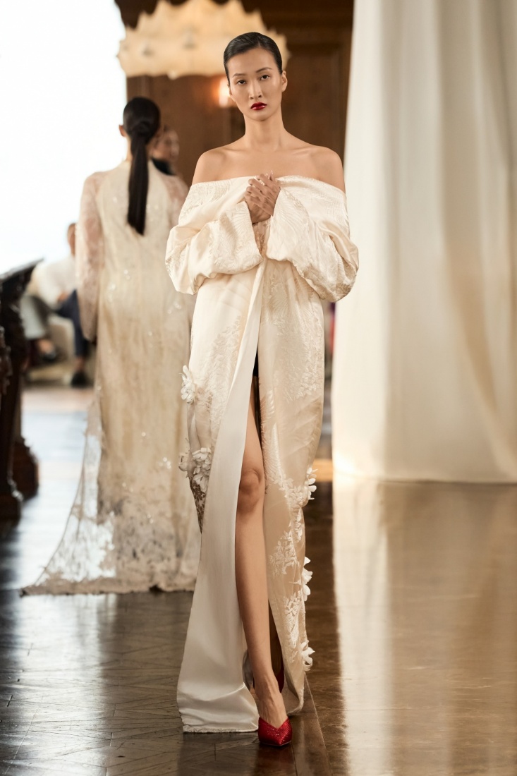 Người mẫu Thùy Trang gợi cảm trong thiết kế trễ vai.