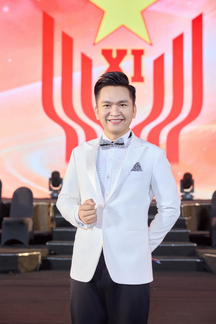 MC Hạnh Phúc với kinh nghiệm dày dặn, lối dẫn mạch lạc, điềm đạm tạo thành trụ cột vững chắc cho chương trình.