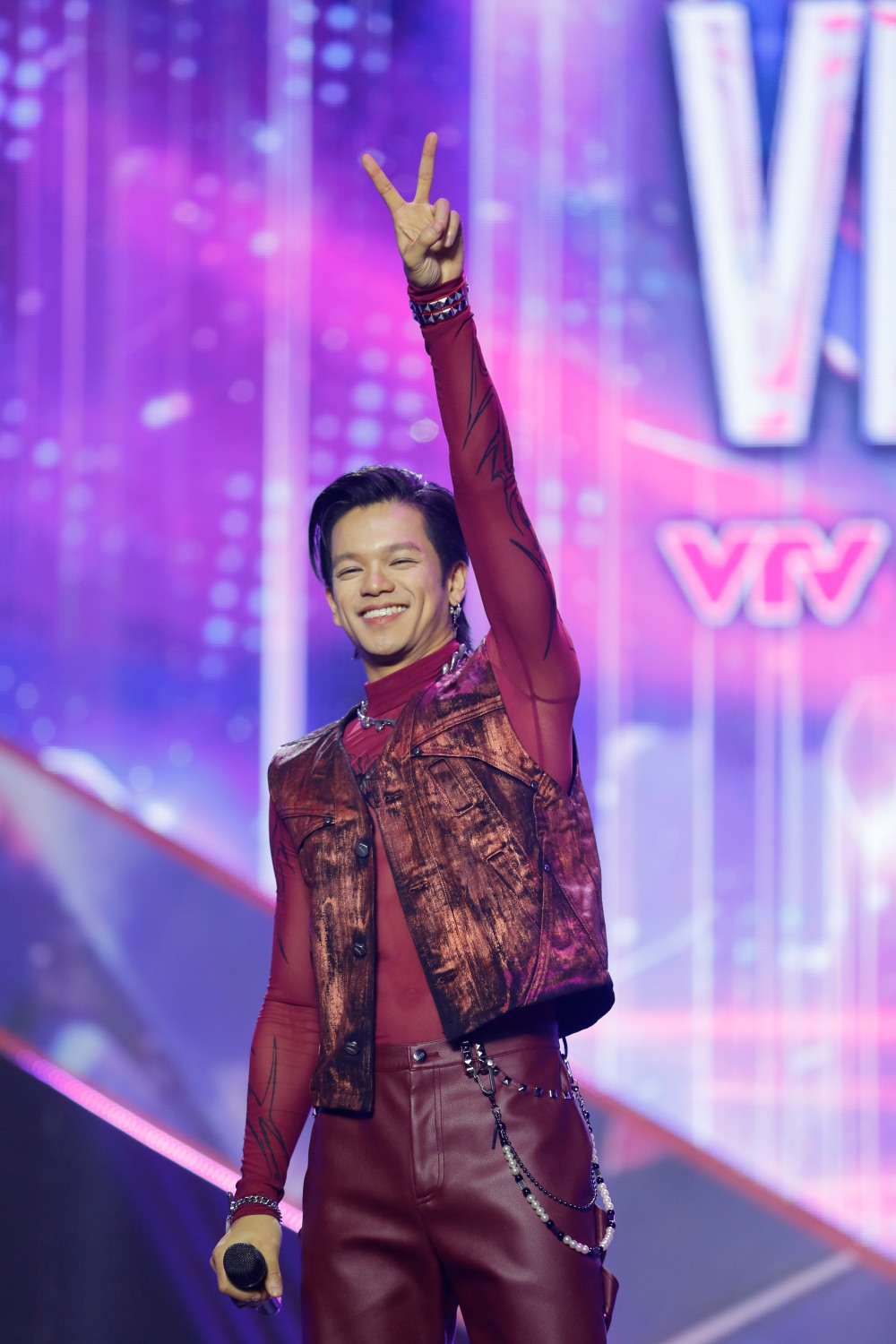 (S)TRONG Trọng Hiếu thể hiện bản hit Kho báu gây tiếng vang mạnh mẽ trong năm qua.