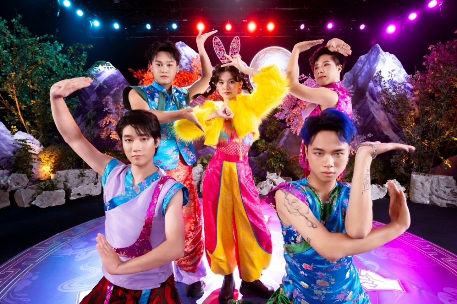 MV sử dụng nhiều kỹ xảo hình ảnh, đặc biệt là hiệu ứng đi kèm từng động tác kéo - búa - bao, giúp tạo nên không khí lễ hội đầy màu sắc, sinh động và gần gũi với trẻ nhỏ.