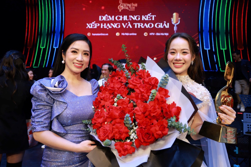 Cô là học trò của NSƯT Phương Nga - Phó Trưởng khoa Thanh nhạc Học viện Âm nhạc Quốc gia Việt Nam.