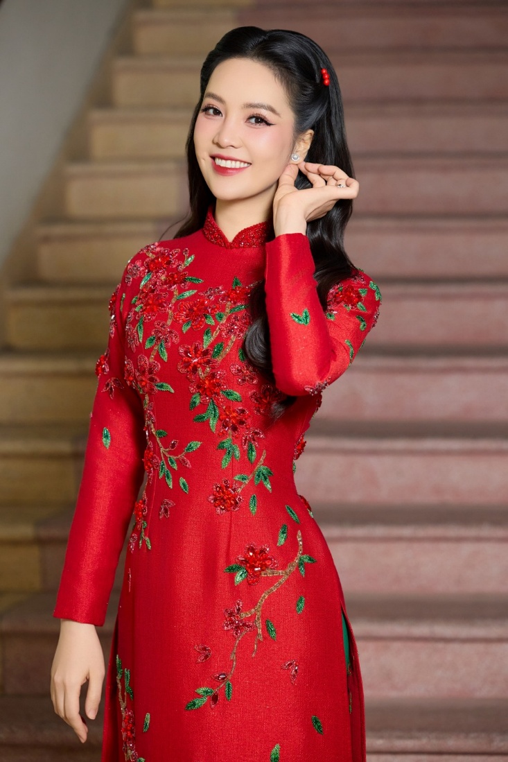 Á hậu Thuỵ Vân mang đến hình ảnh nữ MC thông minh, tinh tế, giàu cảm xúc, giúp kết nối nội dung với khán giả một cách mềm mại và sâu sắc.