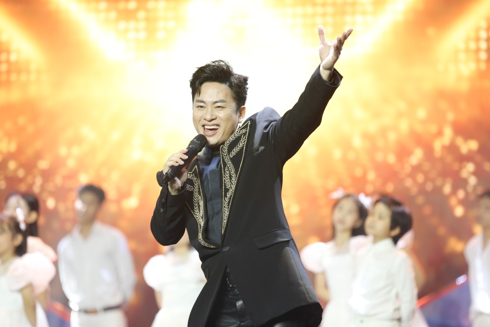 Tùng Dương hát cùng dàn nhạc và dàn hợp xướng ca khúc We Are The Champions.