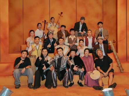 MV ngoài sự góp mặt đặc biệt của NSND Huỳnh Tú (bố của SOOBIN) còn có NSND Tự Long, Trung Ruồi, Đỗ Duy Nam, Lan Thy và các nghệ nhân nhạc cụ dân gian.