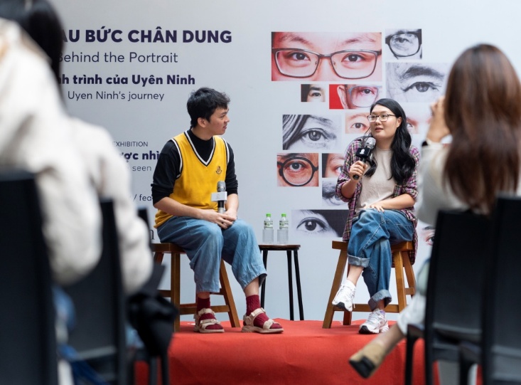 Uyên Ninh trò chuyện với các bạn trẻ Việt trong buổi gặp gỡ Phía sau bức chân dung.