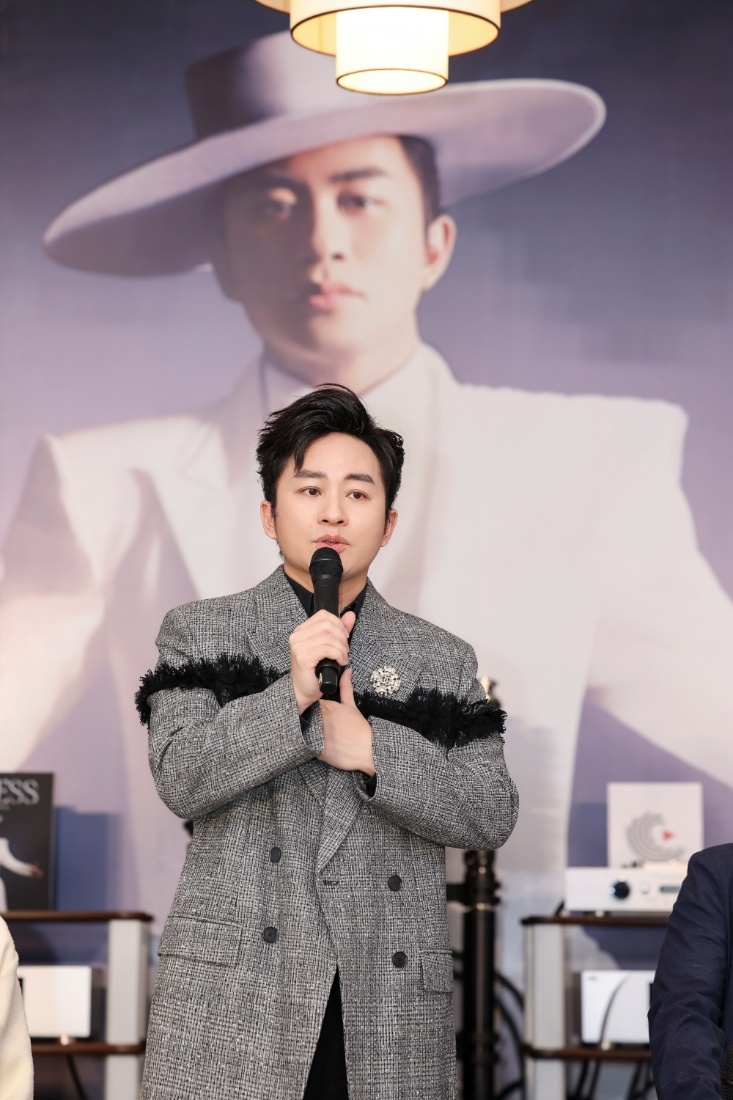 Theo nam ca sĩ, trái tim và sự sáng tạo của con người mới là điều không thể thay thế.