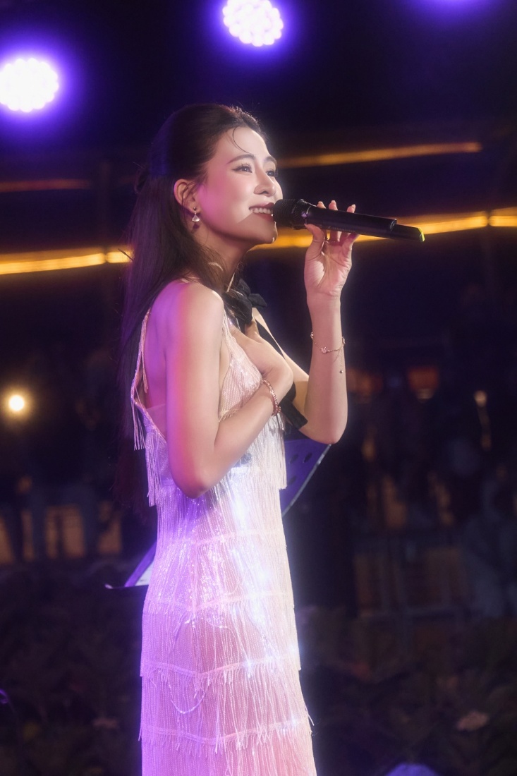 Nữ ca sĩ gốc Nghệ An chỉ biết chăm chỉ làm việc để cống hiến nhiều hơn nữa trên con đường nghệ thuật.