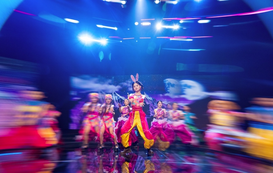 Nguyễn Ngọc Kim Cương kết hợp với Tuấn Cry, làm mới chất liệu dân gian trong MV amp;#34;Oẳn Tù Tìamp;#34; - 6