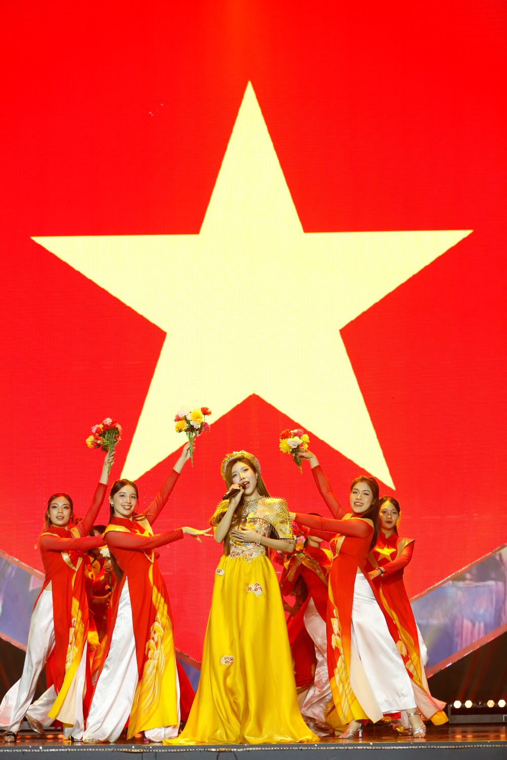 Trang Pháp mang tới tiết mục Mãi là người Việt Nam.