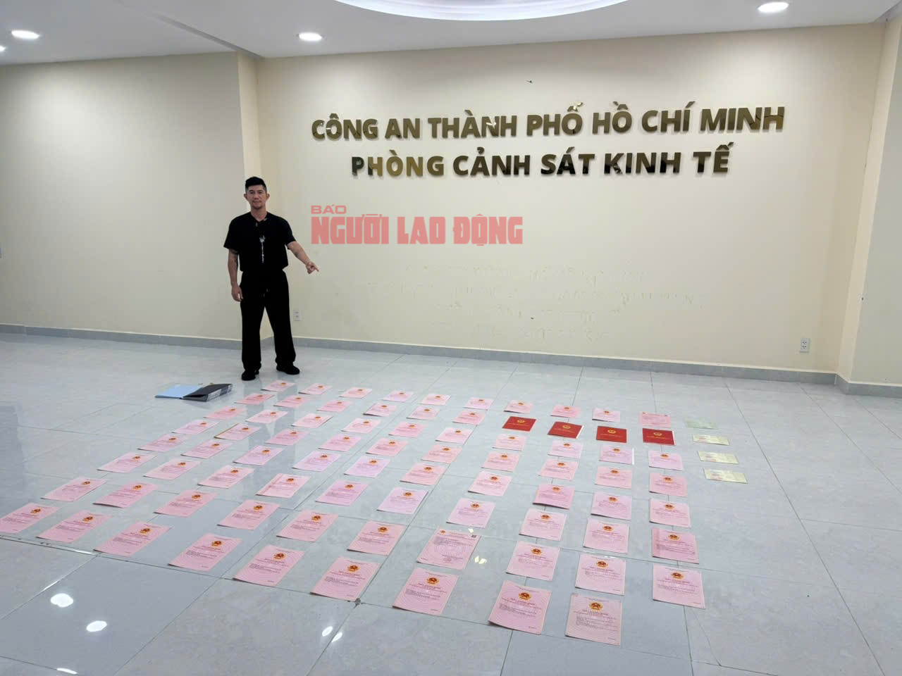 Nóng: Công an TP HCM mở két sắt của Ngân 98, thu 80 sổ đỏ - 1
