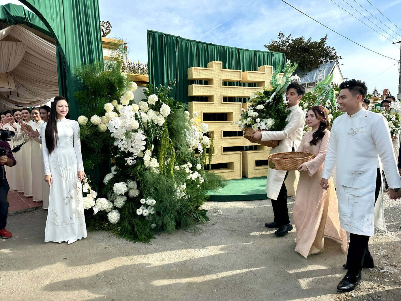 “Đây là thời điểm chín muồi, trưởng thành của Đỗ Thị Hà kể từ sau khi đăng quang hoa hậu. Tình cảm của hai bạn cũng đủ độ chín, từ lúc tìm hiểu đến khi cưới là hơn 2 năm”, bạn thân của Đỗ Thị Hà chia sẻ trong lễ ăn hỏi. Hình ảnh chồng Đỗ Thị Hà tại lễ ăn hỏi - 7