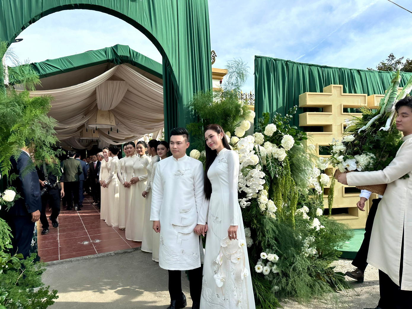 Doanh nhân Viết Vương và Đỗ Thị Hà lộ ảnh cùng du lịch Nhật Bản hồi tháng 2/2024, được bắt gặp dạo phố Thượng Hải vào tháng 10 cùng năm. Hoa hậu Đỗ Thị Hà cũng tham gia chương trình thiện nguyện do công ty của bạn trai tổ chức. Hồi tháng 9, Hoa hậu Đỗ Thị Hà chụp ảnh cưới ở châu Âu. Hình ảnh chồng Đỗ Thị Hà tại lễ ăn hỏi - 8