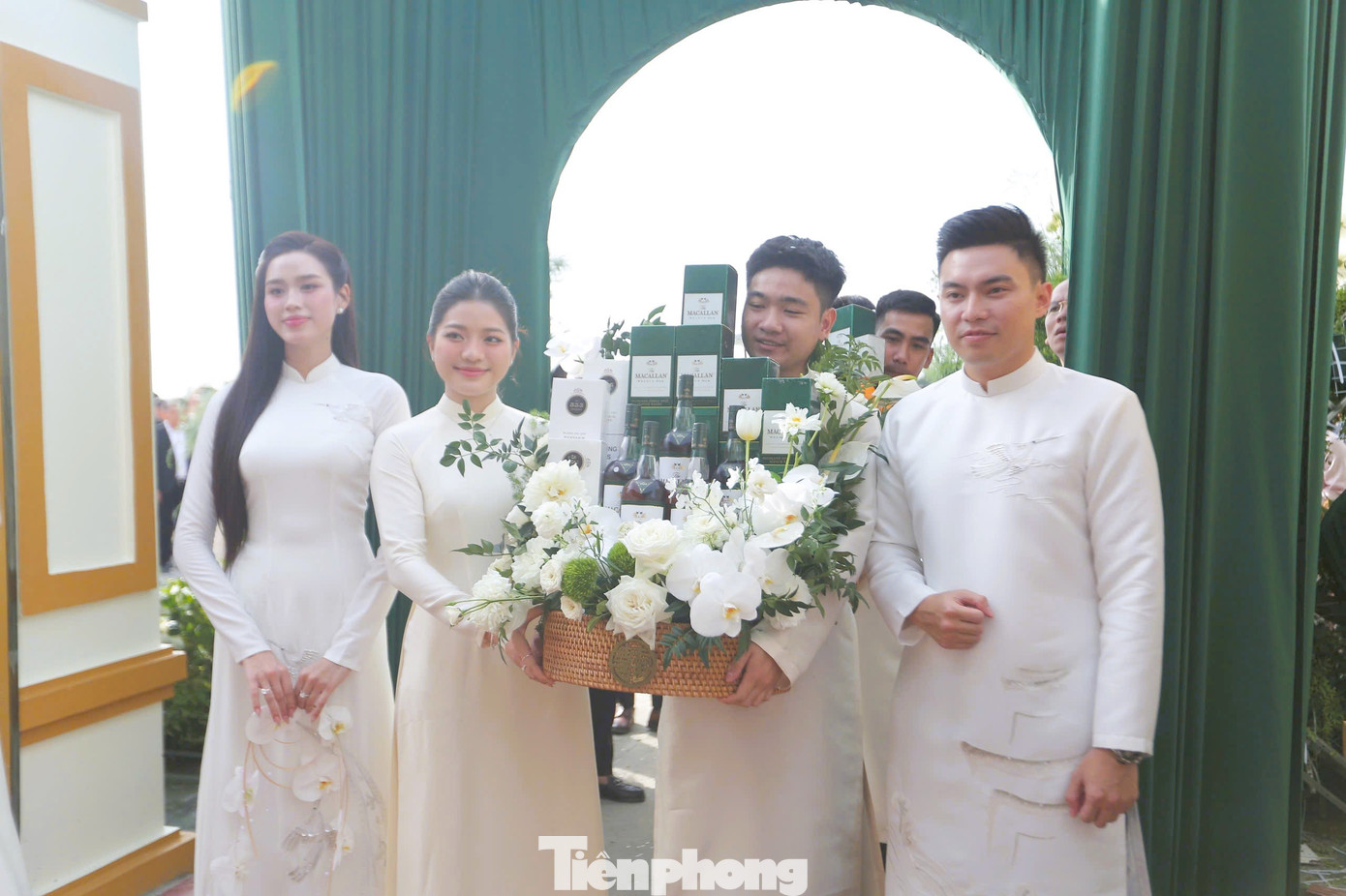 Trong cuộc trò chuyện với Tiền Phong hồi đầu năm, Đỗ Thị Hà nói cô muốn giữ kín chuyện tình cảm cá nhân và sẽ chia sẻ rộng rãi ở thời điểm phù hợp. “Đám cưới của tôi như thế nào còn tùy thuộc vào văn hóa của gia đình hai bên. Tuy nhiên, không cần quá rầm rộ, linh đình mà bỏ qua các yếu tố lễ nghi truyền thống”, cô nói. Hình ảnh chồng Đỗ Thị Hà tại lễ ăn hỏi - 10