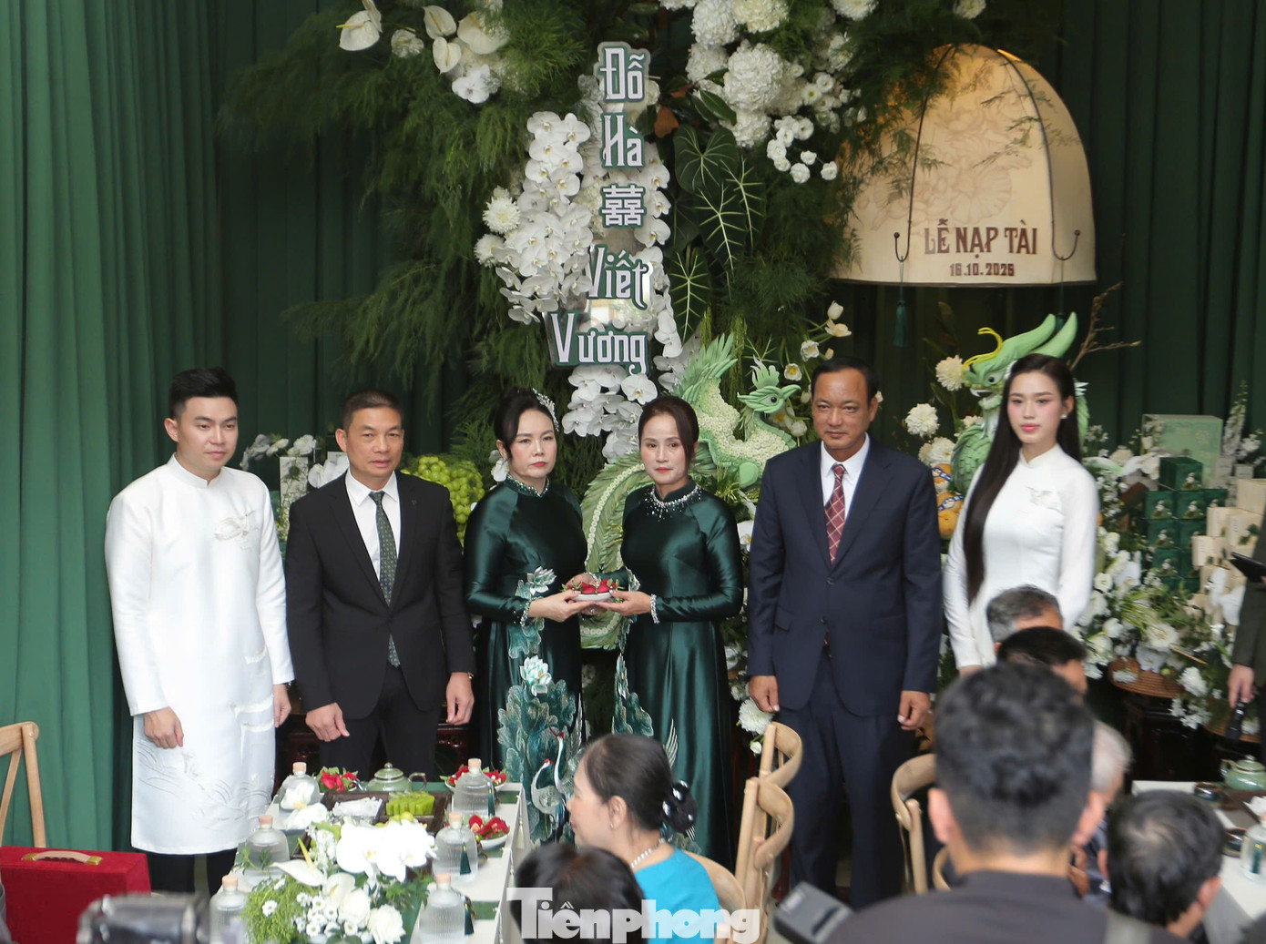 Đỗ Thị Hà sinh năm 2001 tại Thanh Hóa, đăng quang Hoa hậu Việt Nam 2020, từng đại diện Việt Nam tại Miss World 2021 và lọt vào top 13 chung cuộc. Chú rể Nguyễn Viết Vương sinh năm 1994, từng là Tổng Giám đốc Tập đoàn Sơn Hải - tập đoàn kinh tế hoạt động đa ngành nghề, nổi bật nhất là xây dựng hạ tầng giao thông. Tập đoàn của gia đình chú rể được thành lập từ năm 1998, từng tham gia thi công nhiều dự án quy mô lớn của quốc gia. Hình ảnh chồng Đỗ Thị Hà tại lễ ăn hỏi - 11