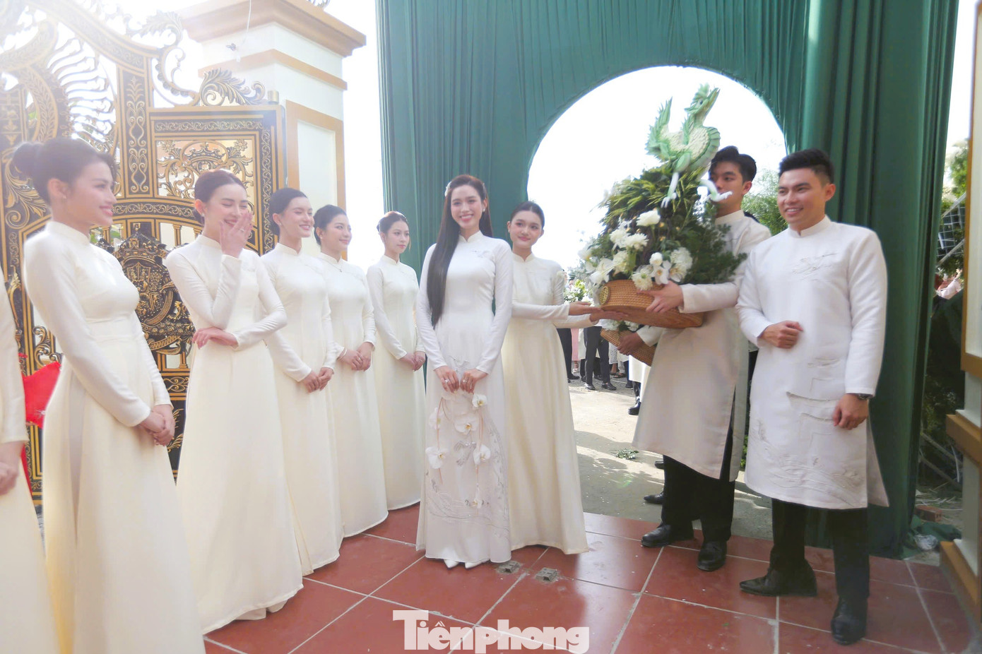 Cô dâu đi giày bệt tinh tế, cùng dàn phù dâu nhận tráp từ chú rể. Hình ảnh chồng Đỗ Thị Hà tại lễ ăn hỏi - 9