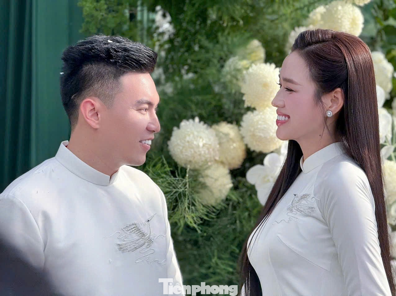 Bạn bè cho biết Đỗ Thị Hà và Viết Vương có nhiều điểm chung như đều hướng về các giá trị truyền thống. “Bên cạnh Vương, Đỗ Thị Hà dường như không cần giữ hình ảnh, sống đúng con người thật, giống như các cặp đôi bình thường khác”, bạn của Đỗ Thị Hà chia sẻ với PV Tiền Phong. Hình ảnh chồng Đỗ Thị Hà tại lễ ăn hỏi - 4