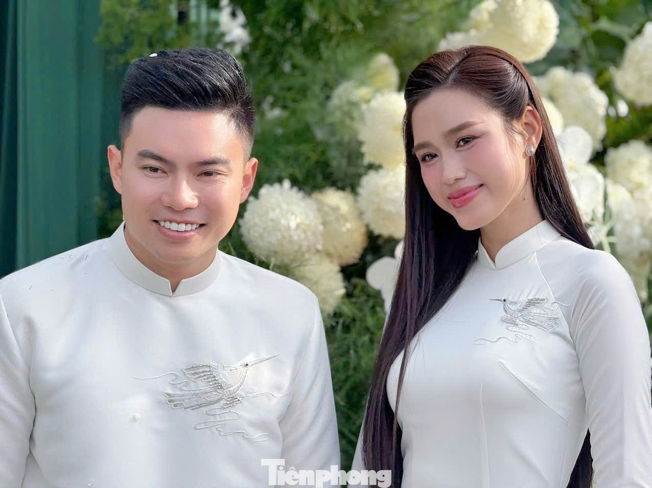 “Đây là thời điểm chín muồi, trưởng thành của Đỗ Thị Hà kể từ sau khi đăng quang hoa hậu. Tình cảm của hai bạn cũng đủ độ chín, từ lúc tìm hiểu đến khi cưới là hơn 2 năm”, bạn thân của Đỗ Thị Hà chia sẻ trong lễ ăn hỏi. Hình ảnh chồng Đỗ Thị Hà tại lễ ăn hỏi - 5