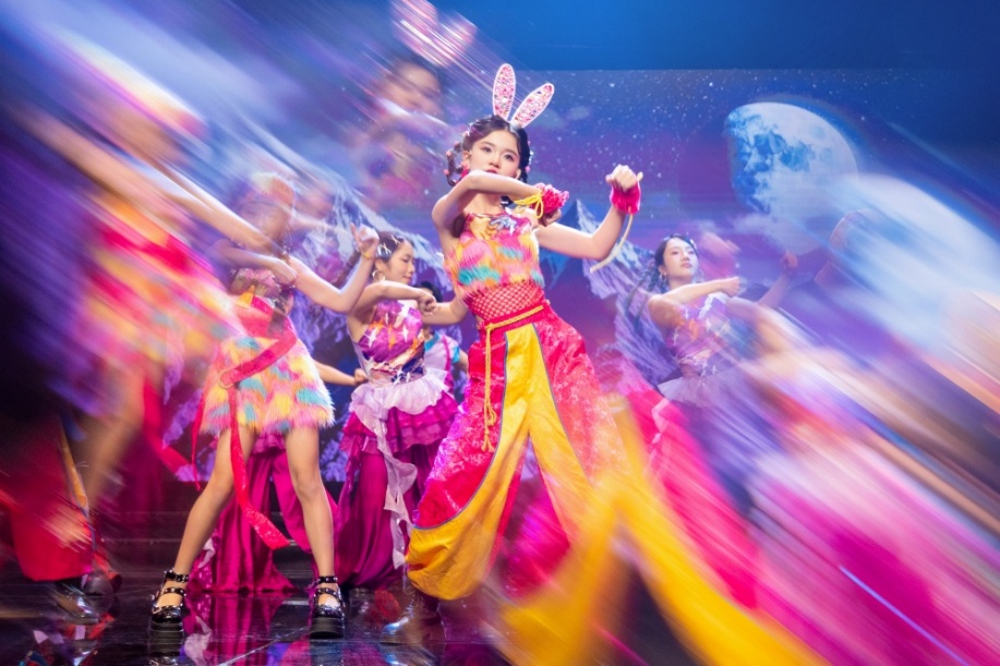 Nguyễn Ngọc Kim Cương gây ấn tượng bằng giọng hát trong trẻo và khả năng trình diễn tự tin.