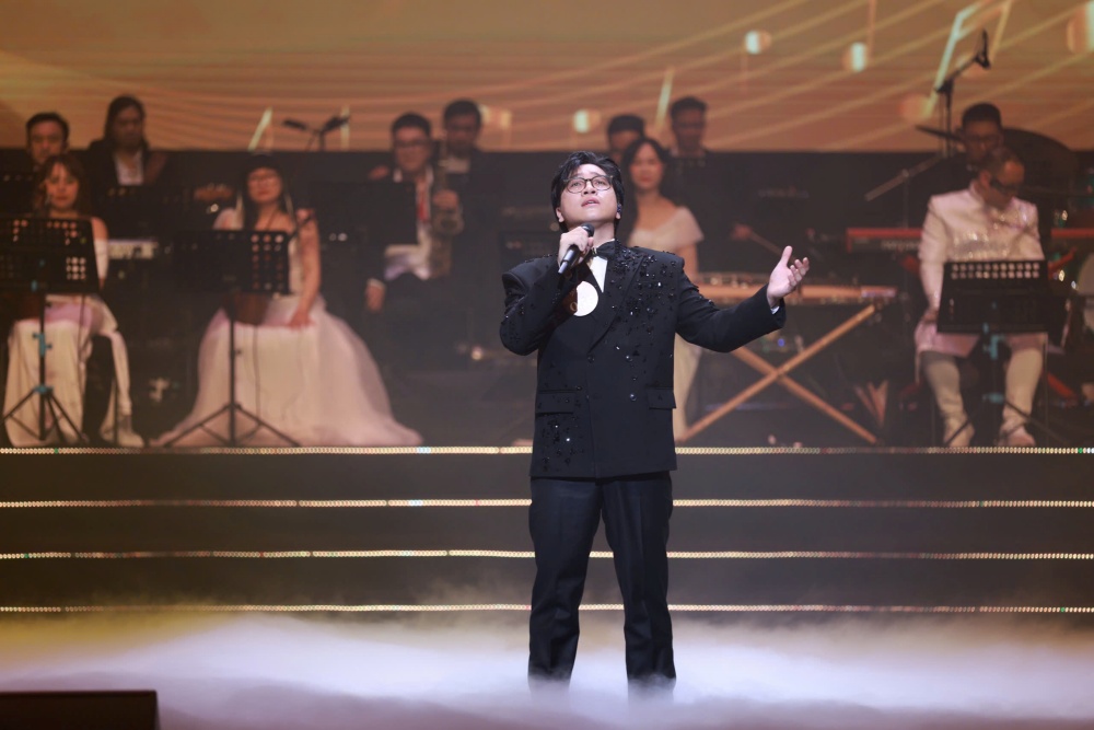 2 phần trình diễn Tổ quốc tôi chưa đẹp thế bao giờ và Truyền thuyết Hồ Gươm của thí sinh Vũ Tấn Đạt - con trai ca sĩ Trọng Tấn.