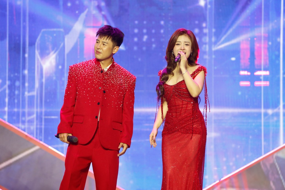 Dương Hoàng Yến - Hoàng Hải hòa giọng trong Rực rỡ Việt Nam tôi.