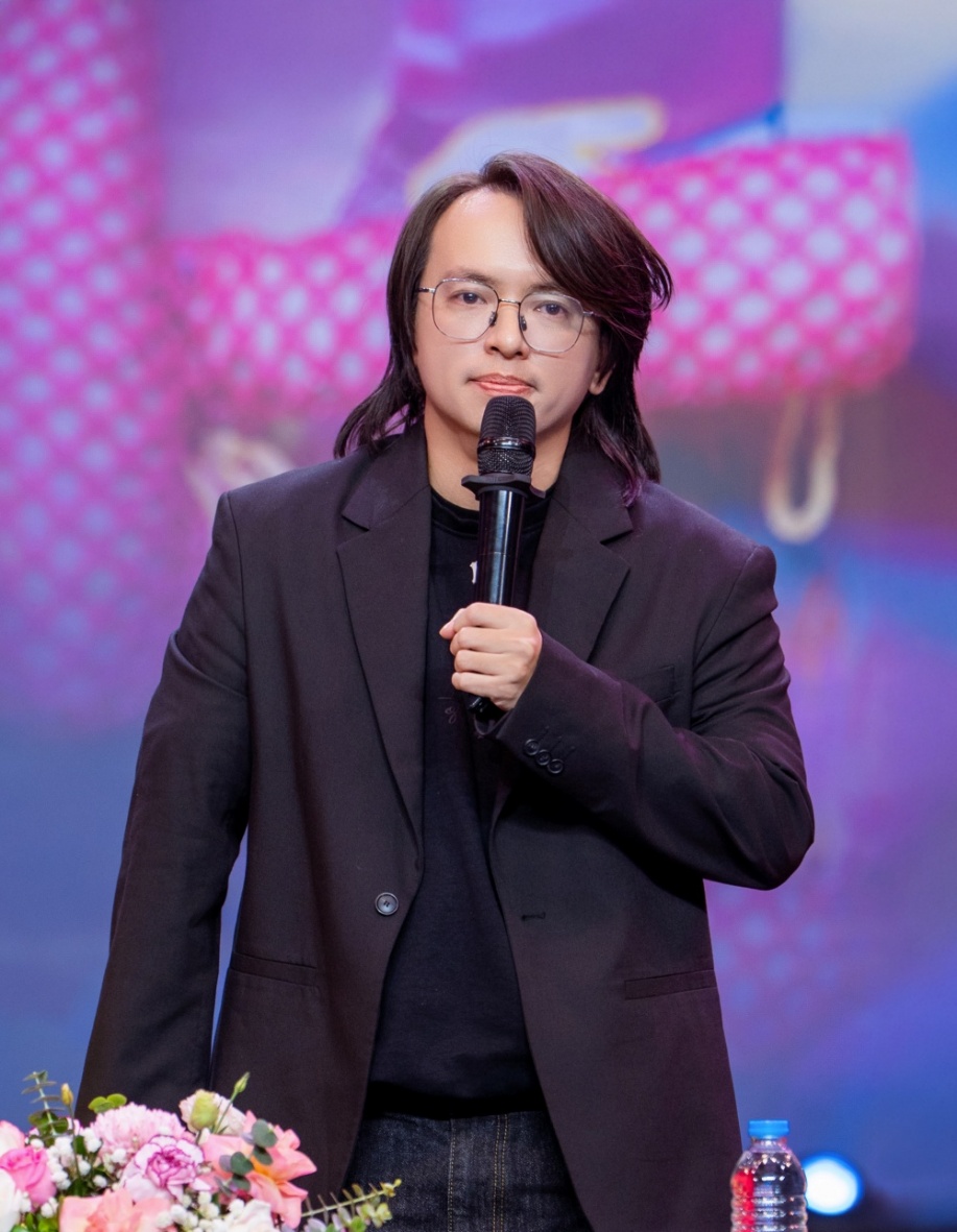 Đạo diễn Trương Huy Công đặc biệt ấn tượng với sự bền bỉ của nữ ca sĩ nhí.