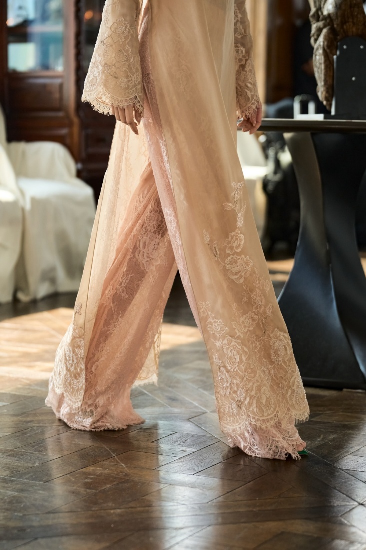 Trong bộ sưu tập, dòng áo dài sử dụng nhiều chất liệu bất quy ước, hiếm có, đôi khi kết hợp cùng ren, xuyên thấu.