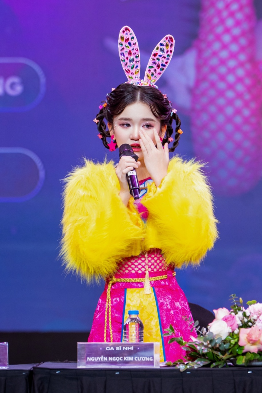 Nguyễn Ngọc Kim Cương rơi nước mắt khi chia sẻ tại buổi họp báo.