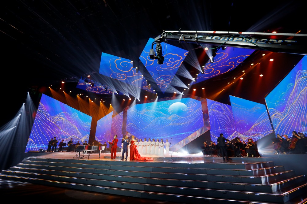 Sân khấu chương trình được thiết kế theo tinh thần không gian mở, ứng dụng hệ thống LED đa lớp, hiện đại và gần gũi.