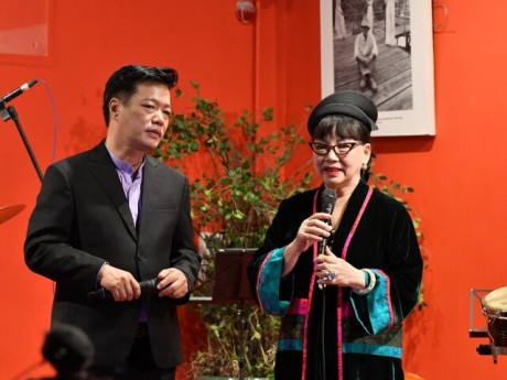 Ca sĩ Trịnh Vĩnh Trinh và gia đình ủng hộ dự án chuyển ngữ các ca khúc của cố nghệ sĩ Trịnh Công Sơn