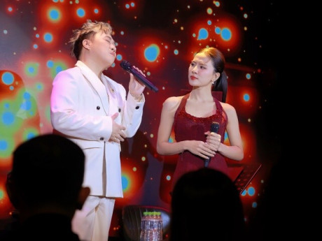 Đêm nhạc "Thương về miền Trung" cùng 12 nghệ sĩ gây quỹ hơn 400 triệu đồng cho học sinh vùng lũ