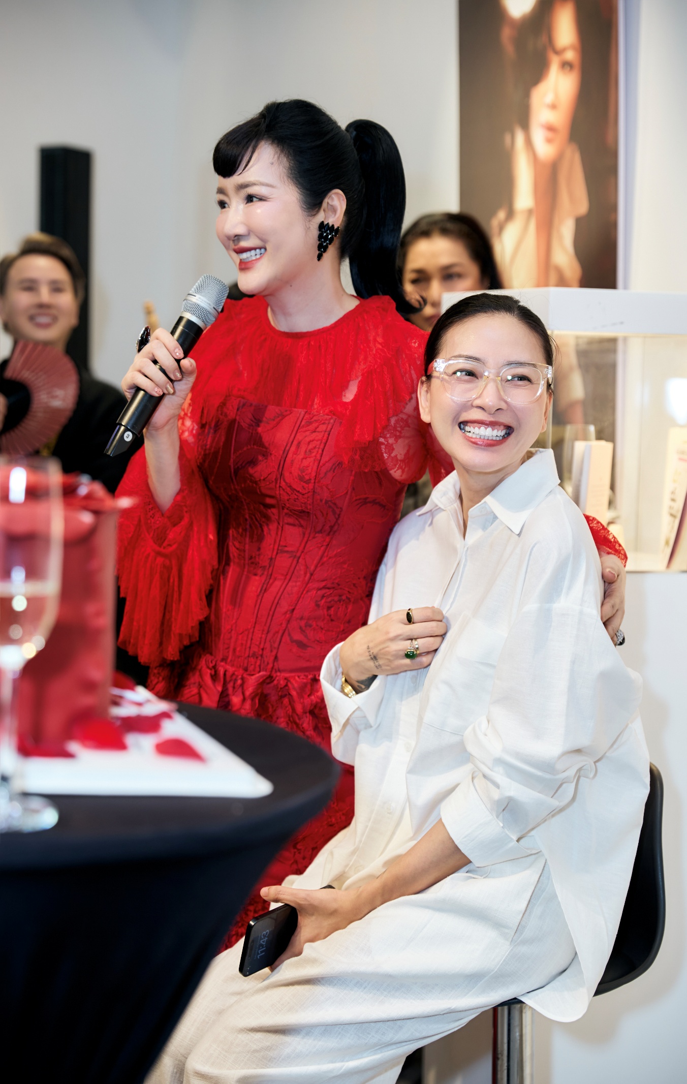 Lần đầu tiên dự sự kiện sau khi sinh con đầu lòng, Ngô Thanh Vân diện sơ mi trắng phối quần tây, trang điểm nhẹ, tóc búi cao, toát lên vẻ thanh lịch, tự nhiên.