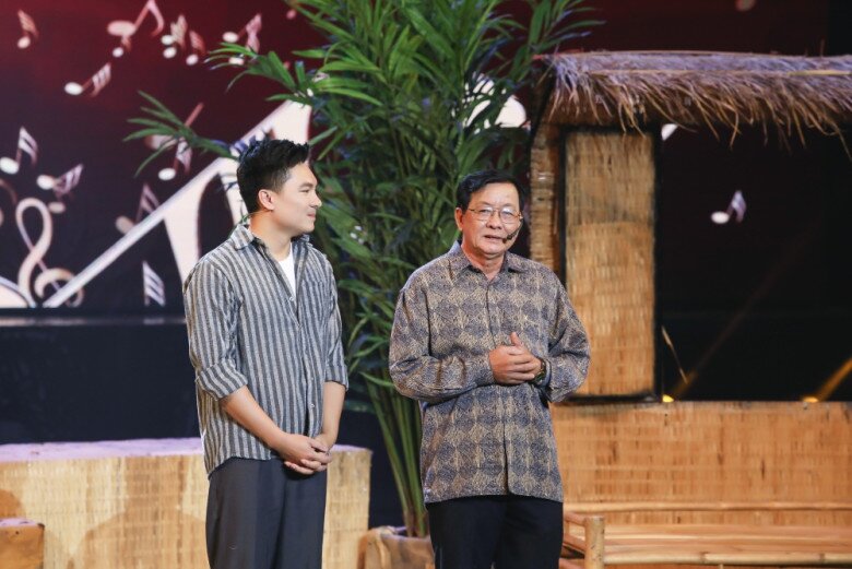 Vượt đường xa đến, ba của Quốc Trí cho biết khi nhận được cuộc điện thoại của con trai, ông không khỏi bất ngờ nhưng vẫn cố gắng sắp xếp để có mặt.