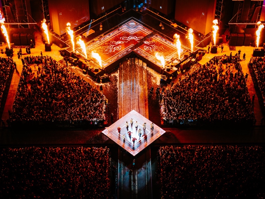 Các học trò của SOOBIN trong chương trình Tân Binh Toàn Năng trình diễn ấn tượng ca khúc Gương vỡ làm lành mang đậm màu sắc dân gian.