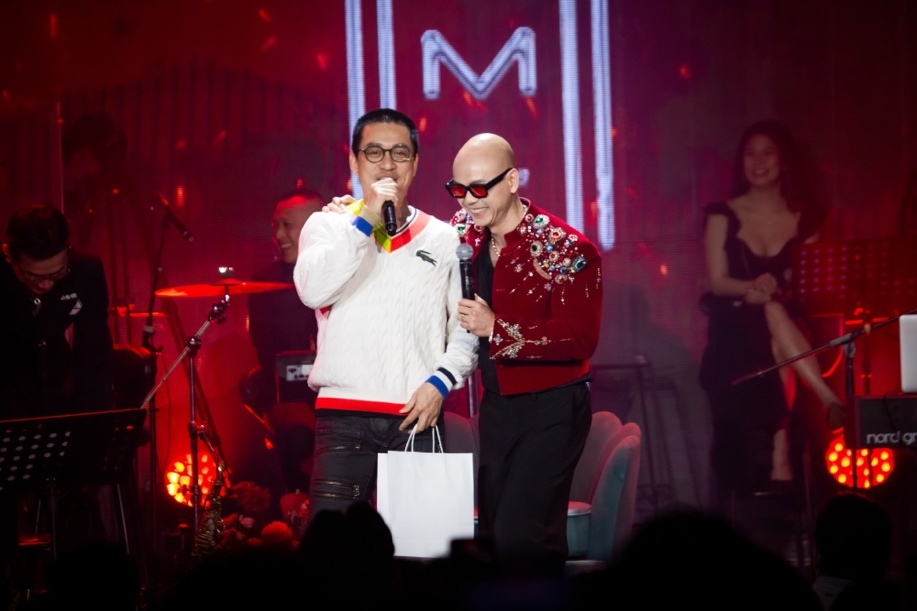 Tuấn Hưng xuất hiện với màn dỗi yêu Phan Đinh Tùng, tuy nhiên sau đó vẫn hòa giọng đầy cảm xúc trong ca khúc Nắm lấy tay anh.