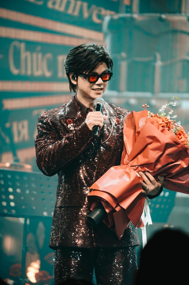 Phan Đinh Tùng gây bất ngờ khi xuất hiện với mái tóc bồng bềnh lãng tử.