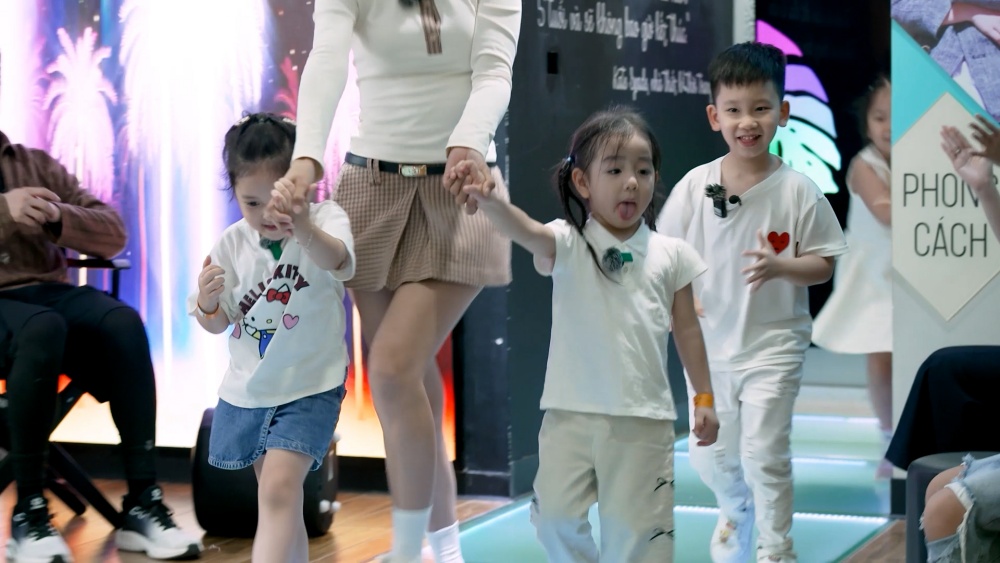 Chỉ trong thời gian ngắn, các học trò nhí đã đồng ý bước lên sàn diễn.
