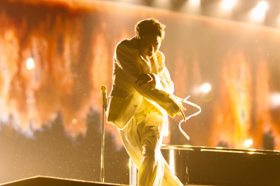 Màu sắc hiện đại và truyền thống kết hợp hài hoà trong 1 đêm diễn