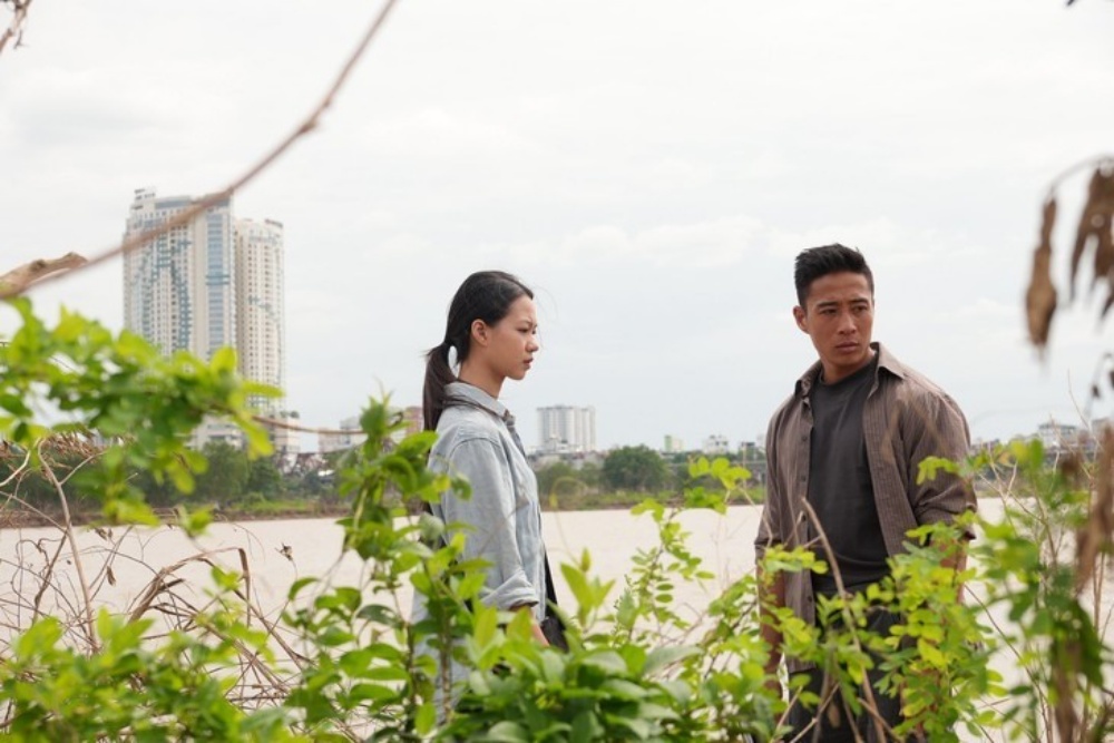 Hot boy nổi loạn Linh Sơn trở lại màn ảnh với vai Đăng đen - người đàn ông rời phố cổ về vùng bãi mưu sinh rồi trở thành điểm tựa tinh thần cho nhiều người.