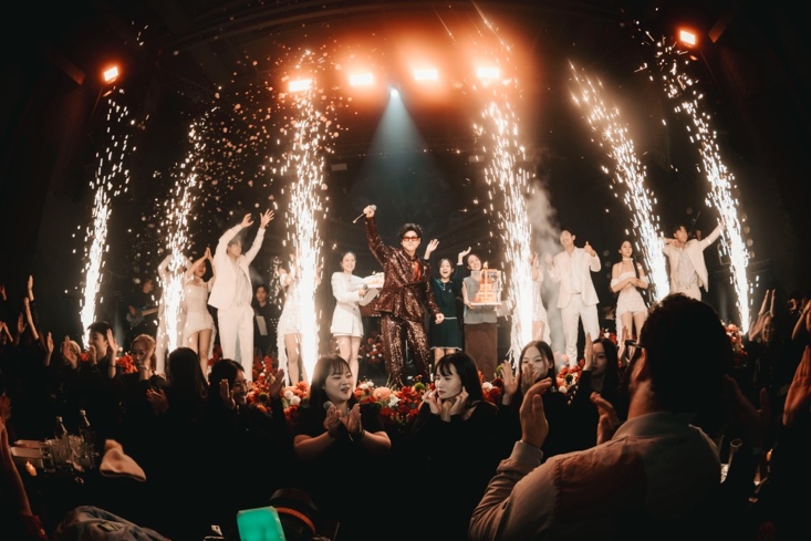 Cuối chương trình, cả khán phòng cùng đứng dậy hát vang Khúc hát mừng sinh nhật - bản hit lớn nhất trong sự nghiệp của Phan Đinh Tùng.