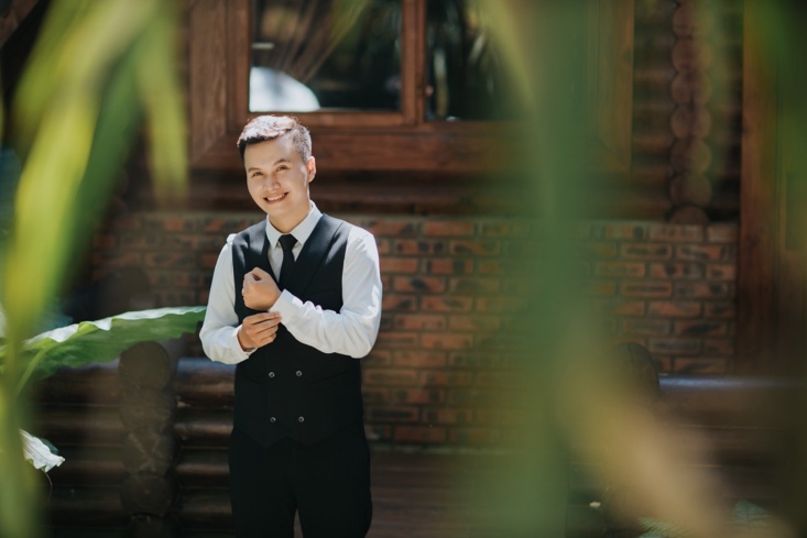 Nguyễn Đức Quang sinh năm 1989, tốt nghiệp trường Đại học Sư phạm Nghệ thuật Trung ương và Học viện Âm nhạc Quốc gia Việt Nam.