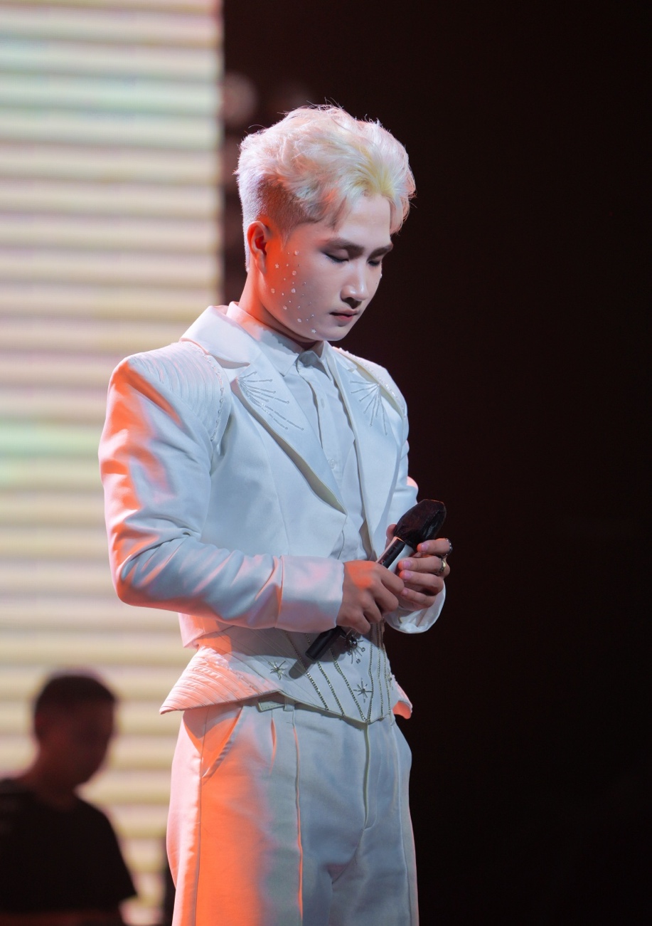 Xuất thân từ gia đình làm nghề may mặc và bán hàng livestream, Cường DuyC không có điều kiện kinh tế dư dả để theo đuổi nghệ thuật một cách thuận lợi.