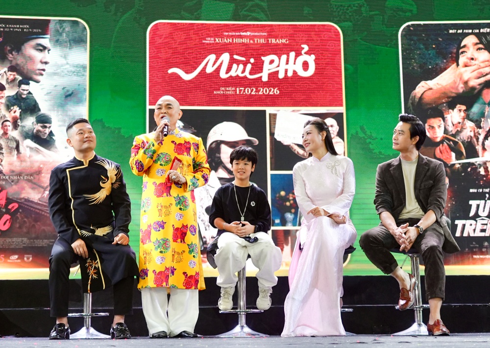 Xuân Hinh và dàn diễn viên phim Mùi phở.